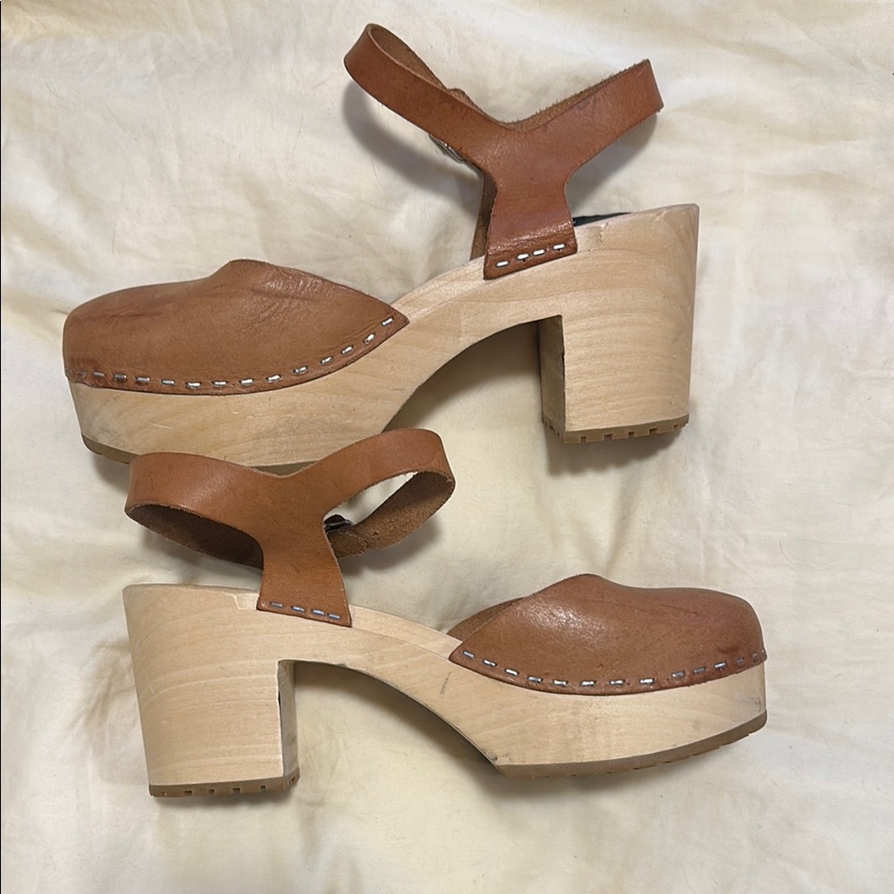 Stylish Tan Leather Women's Clogs